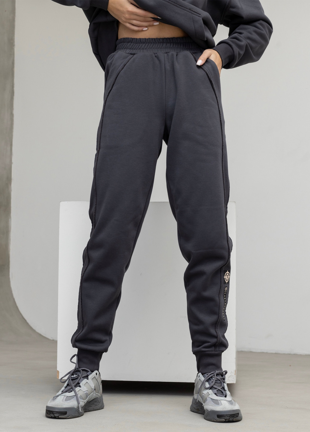 Утепленные женские джогеры со швами наизнанку TOTALFIT (303023611)