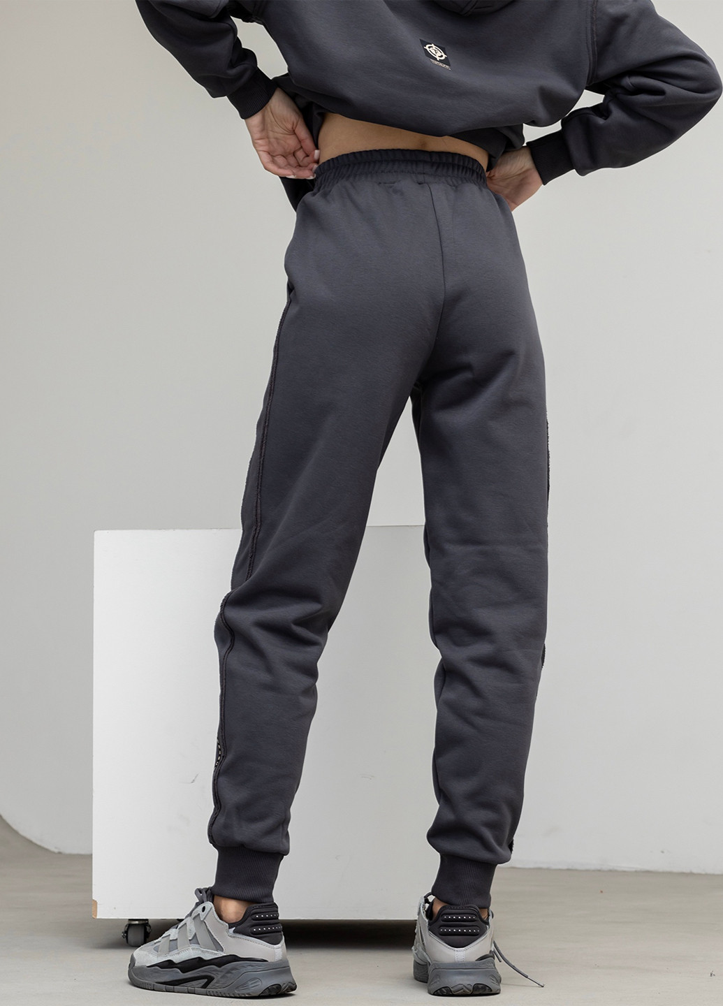 Утепленные женские джогеры со швами наизнанку TOTALFIT (303023611)