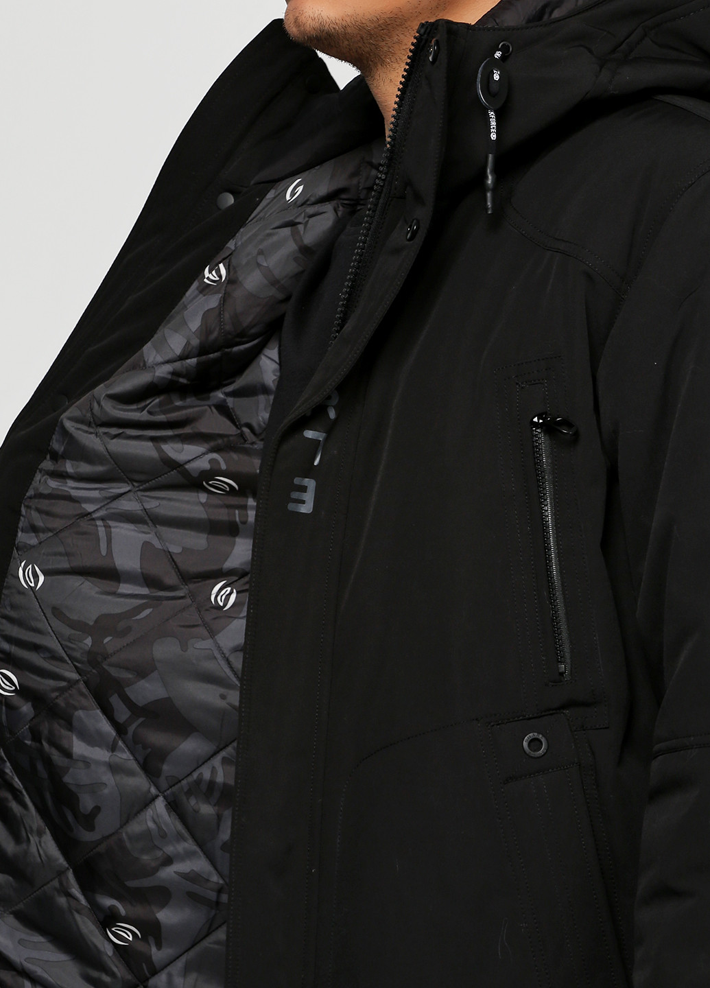 Черная зимняя куртка SparkForce