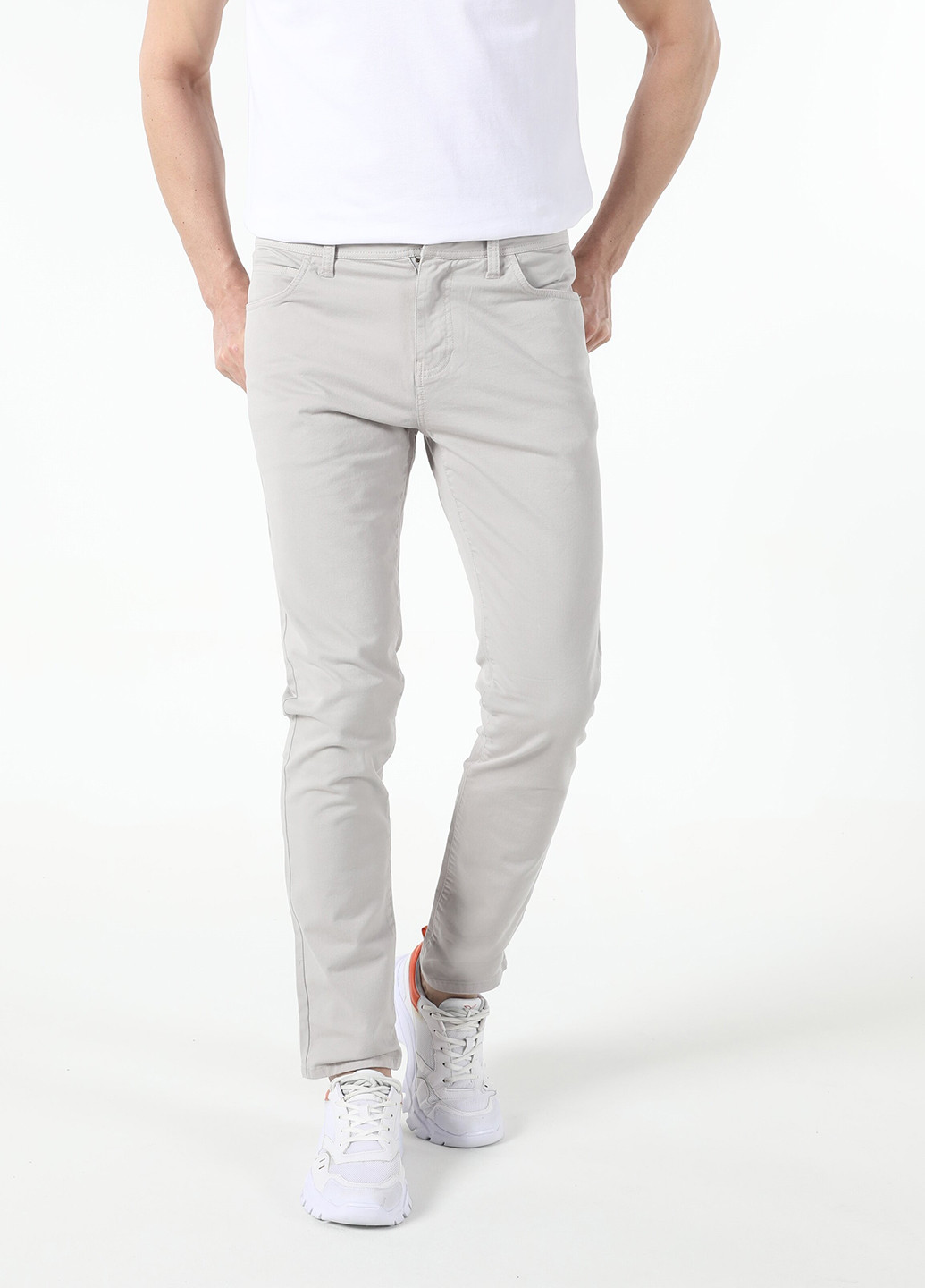 Светло-серые джинсовые демисезонные зауженные брюки Colin's