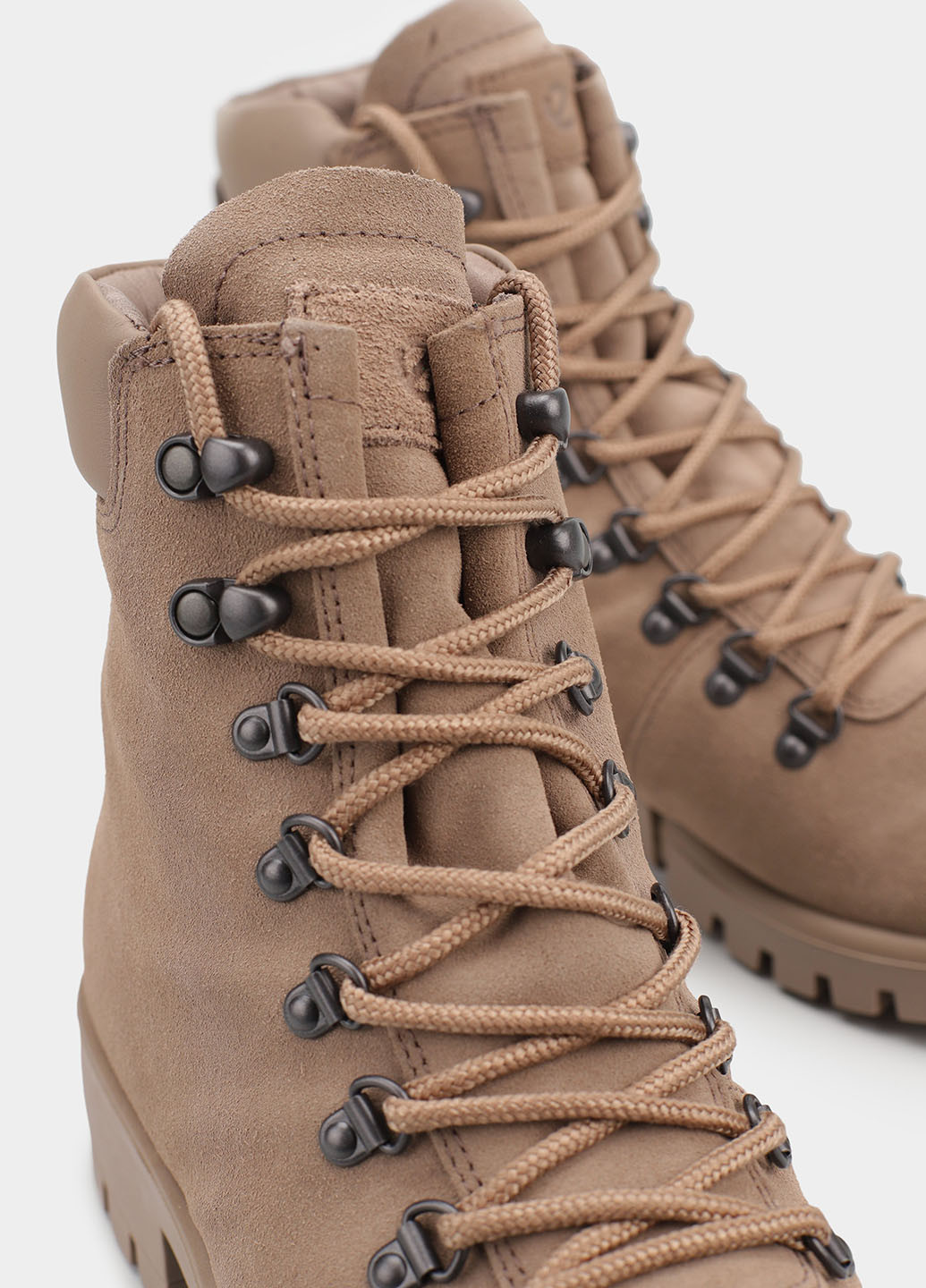 Осенние ботинки берцы Ecco на тракторной подошве, с логотипом из натуральной замши