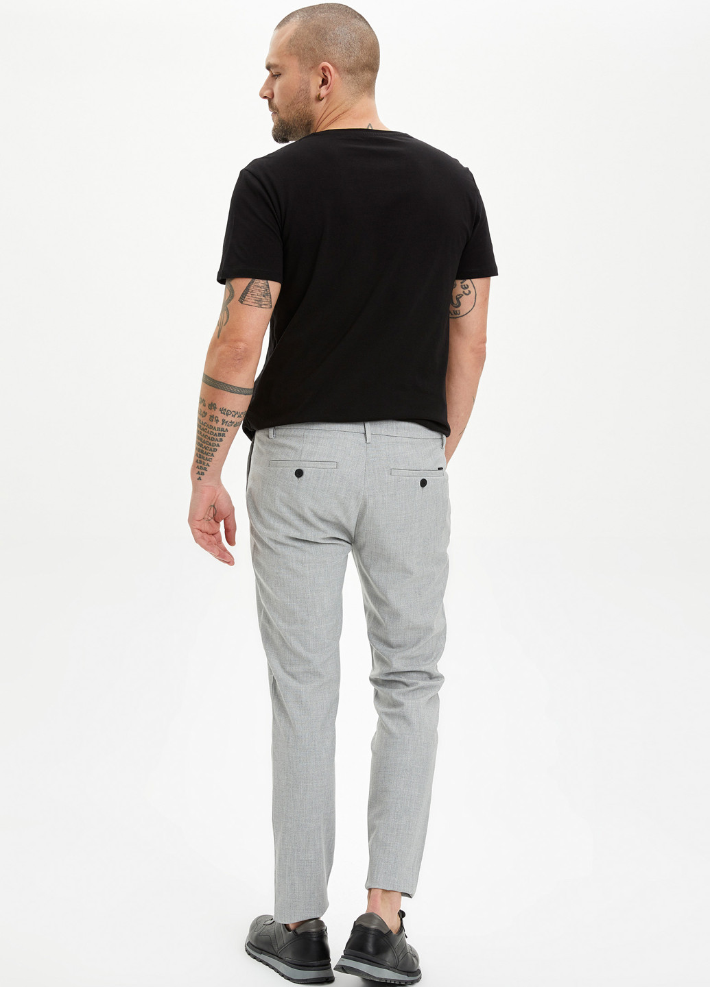 Светло-серые кэжуал демисезонные зауженные брюки DeFacto