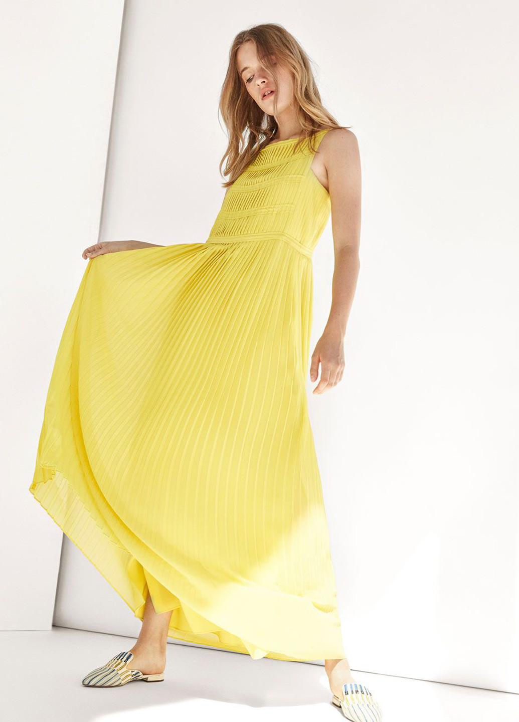 Желтое кэжуал платье а-силуэт, плиссированное Massimo Dutti однотонное