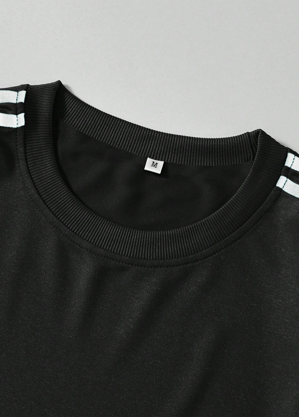 Черная футболка SHEIN