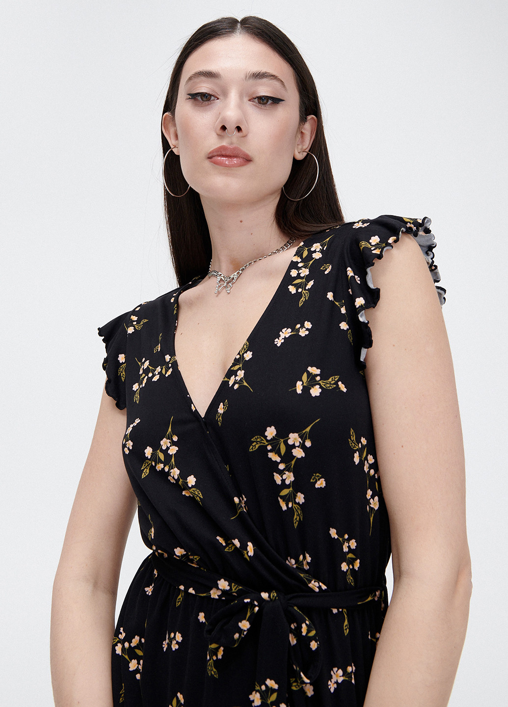 Черное кэжуал платье на запах Cropp с цветочным принтом