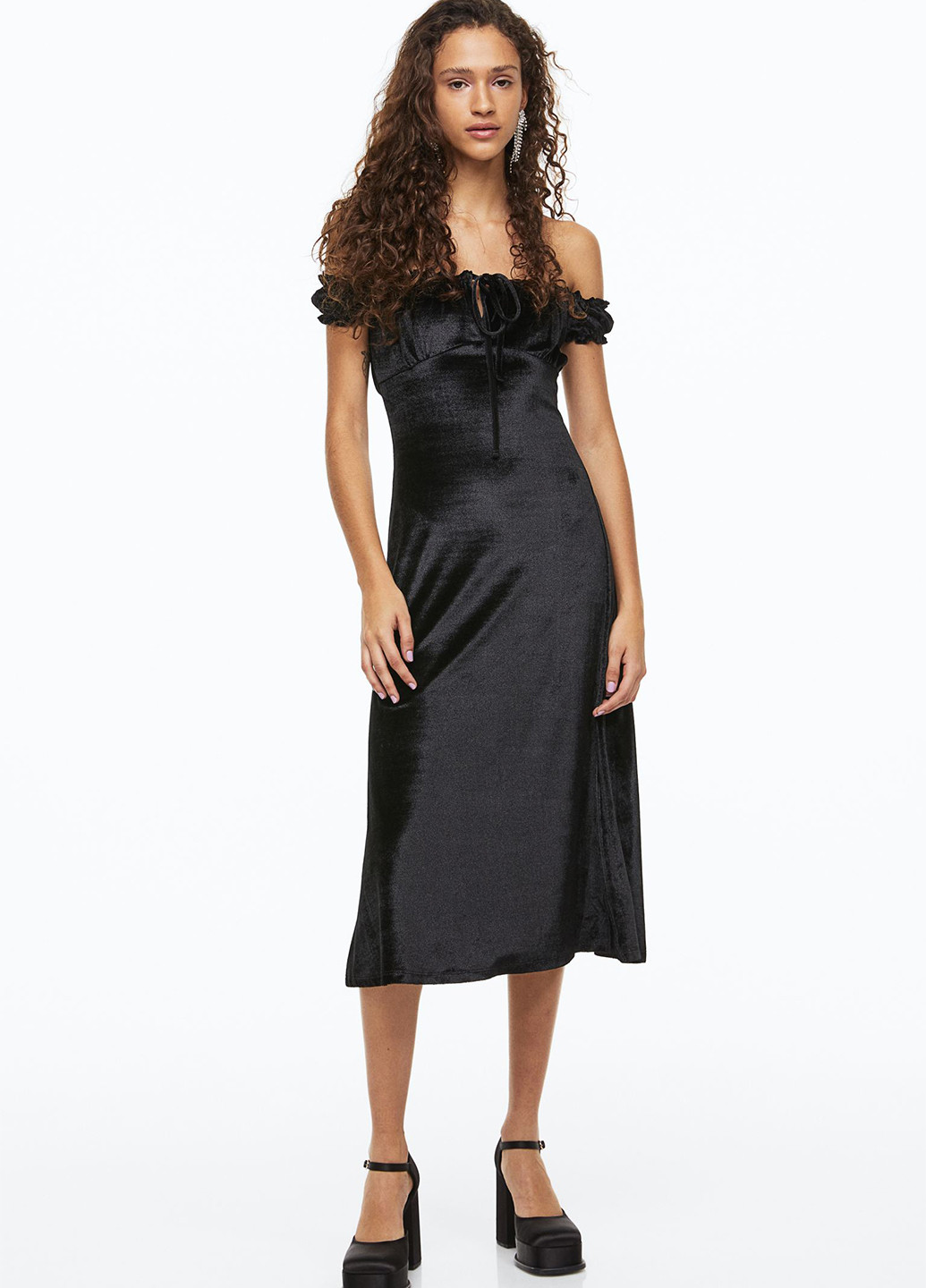 Черное кэжуал платье с открытыми плечами H&M однотонное