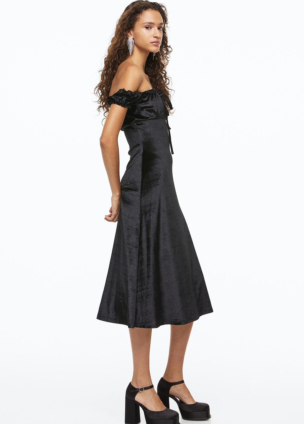 Черное кэжуал платье с открытыми плечами H&M однотонное