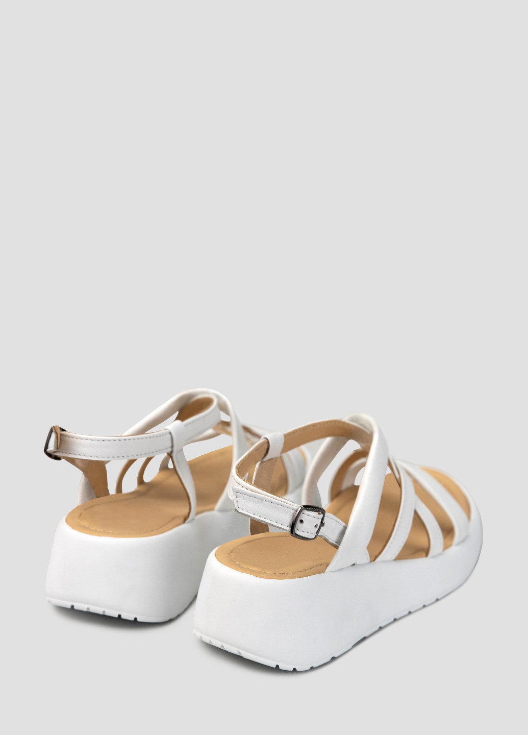 Белые босоножки Alromaro с ремешком