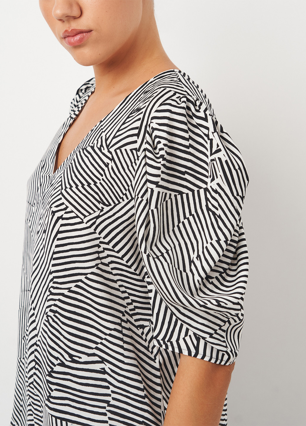 Чорно-біла блуза DKNY