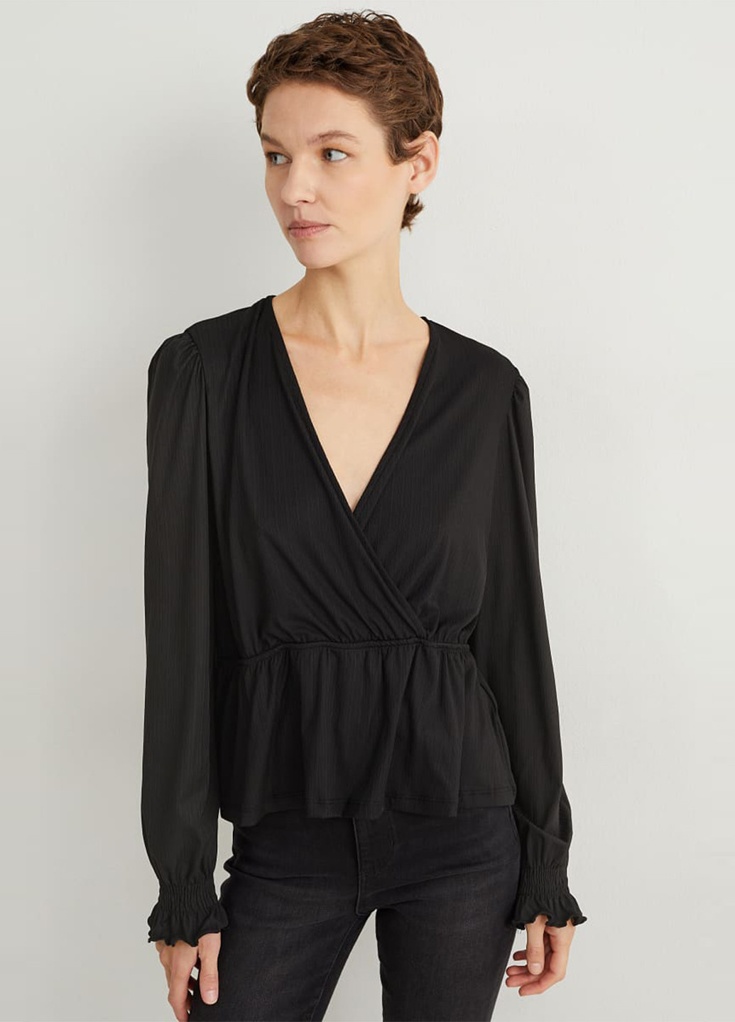 Чёрная блуза на запах C&A