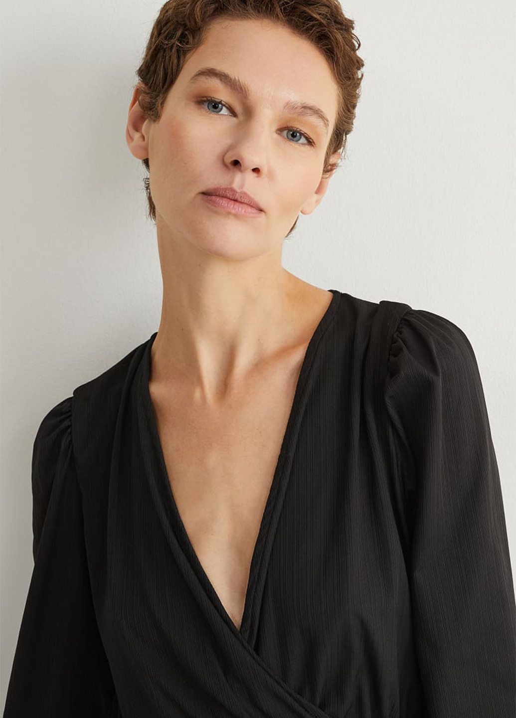 Чёрная блуза на запах C&A