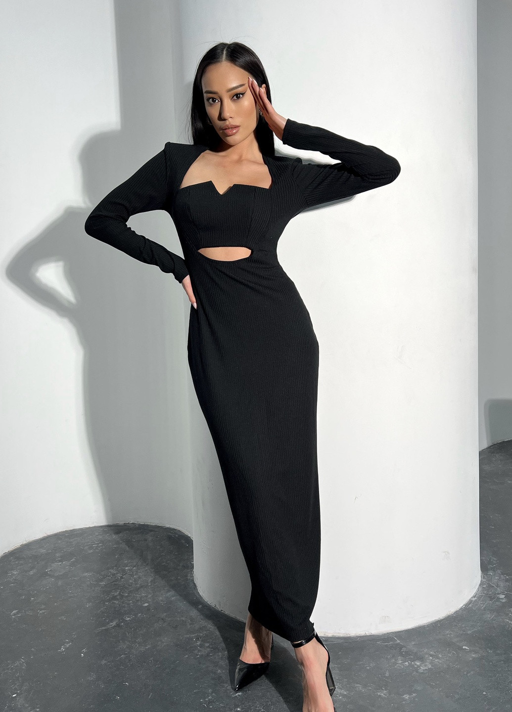 Чорна вечірня сукня прилеглого силуету довжина міді Jadone Fashion