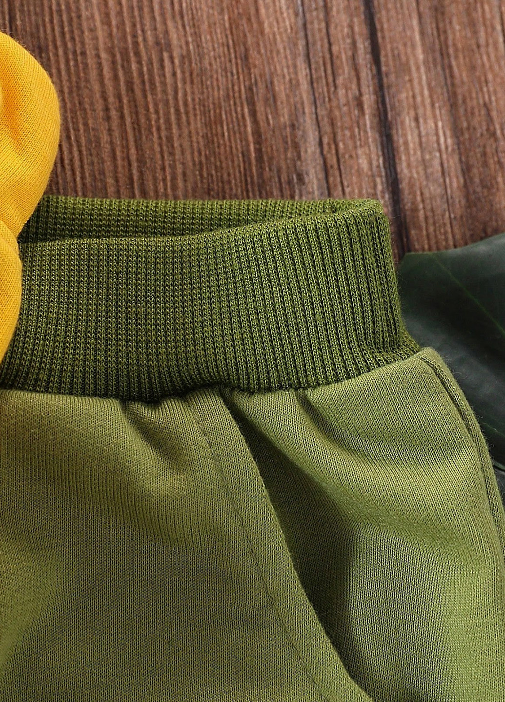 Оливковый (хаки) демисезонный костюм (свитшот, брюки) брючный SHEIN