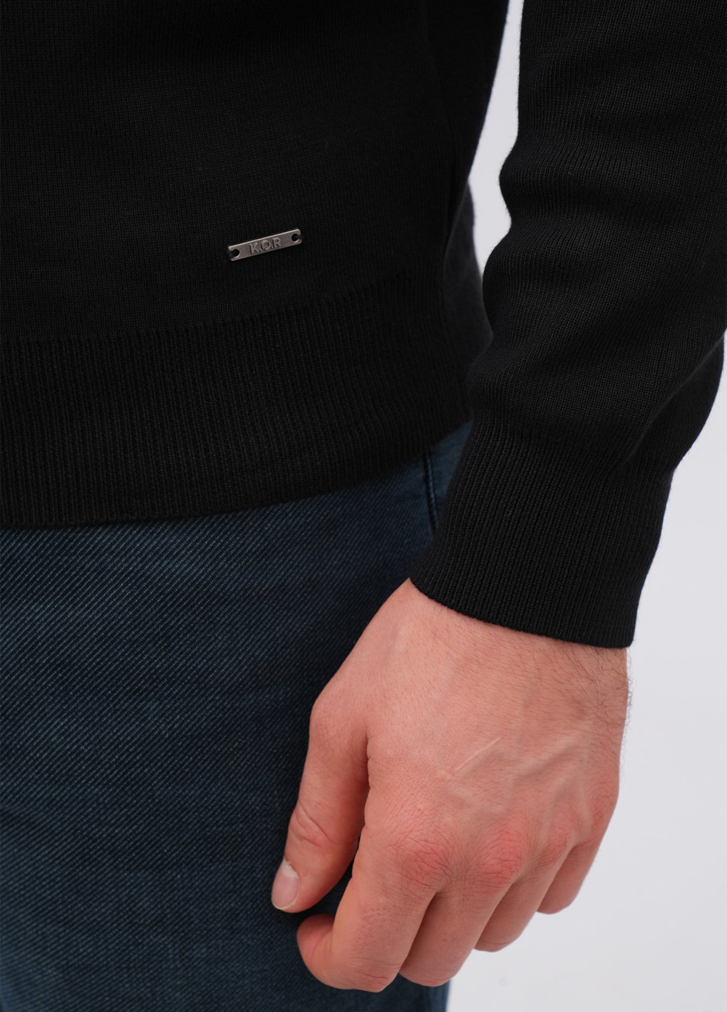 Черный демисезонный свитер K.O.R