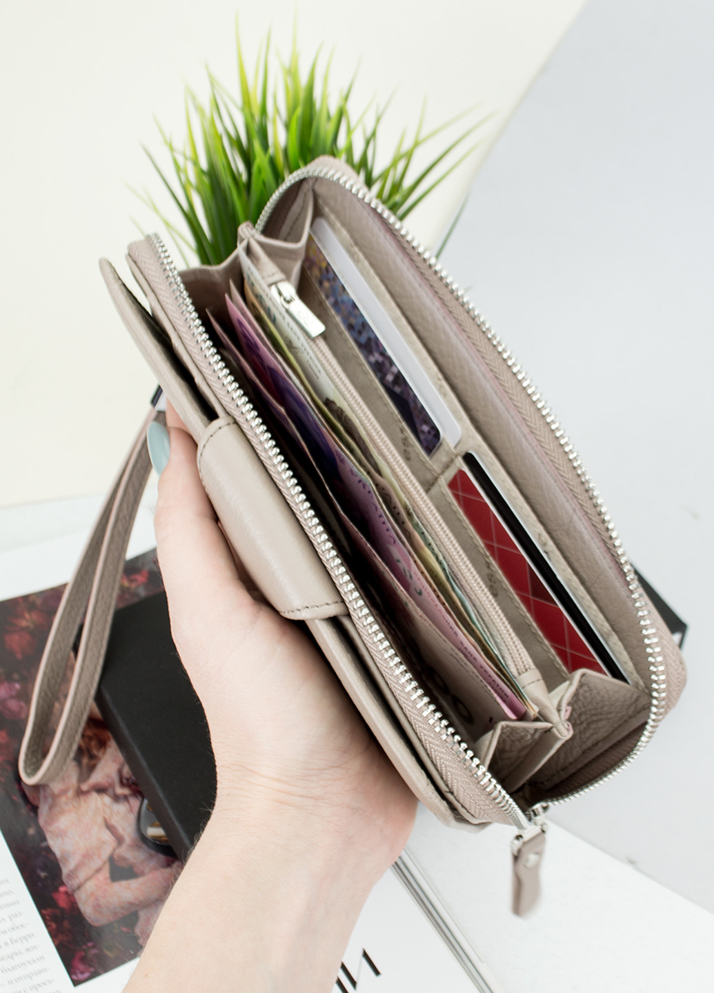 Кошелек женский кожаный LC14621-GD25 большой з ремешком нюдовый De Esse (253942918)