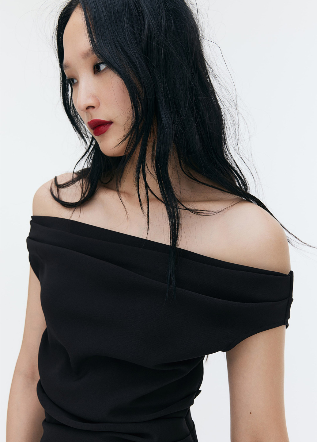 Черное коктейльное платье с открытыми плечами H&M однотонное