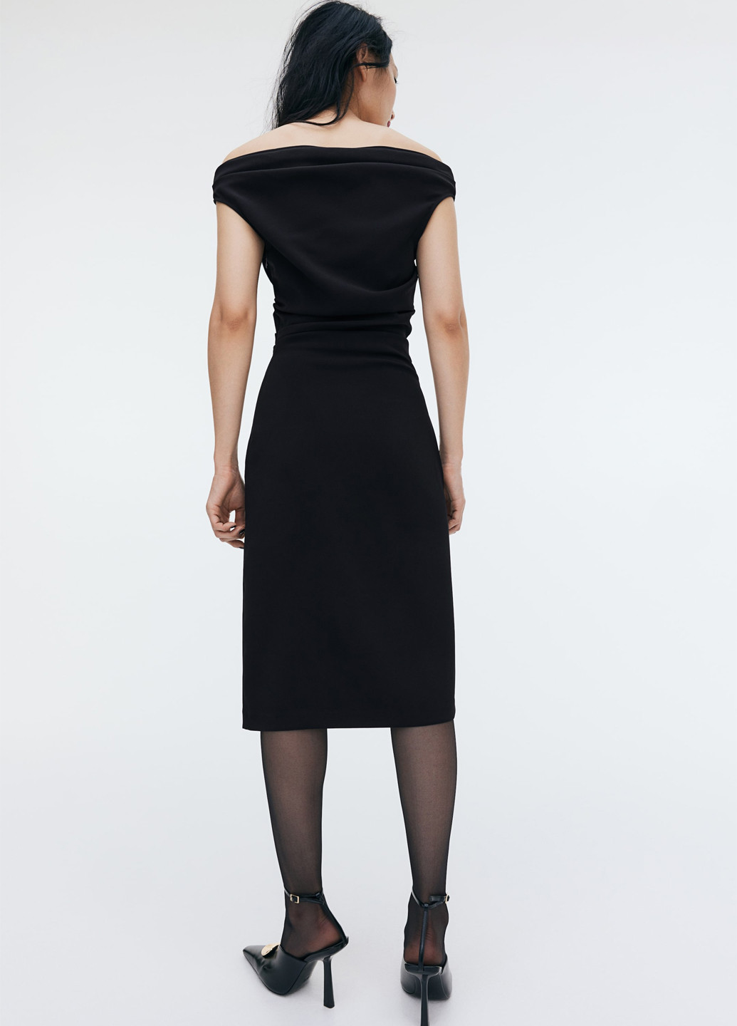 Черное коктейльное платье с открытыми плечами H&M однотонное