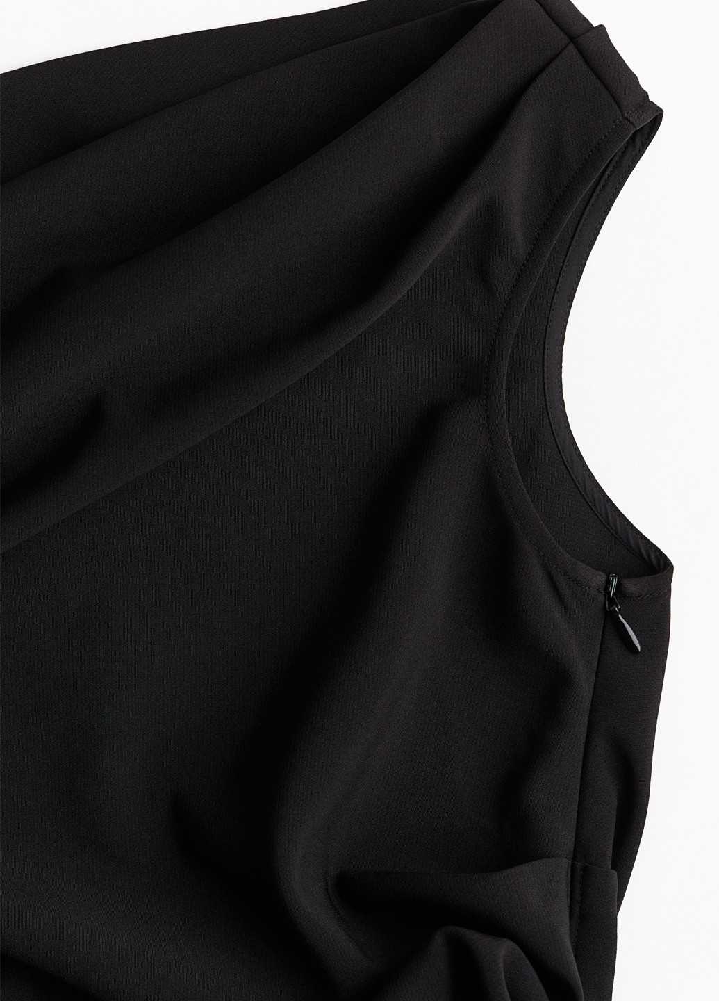 Черное коктейльное платье с открытыми плечами H&M однотонное