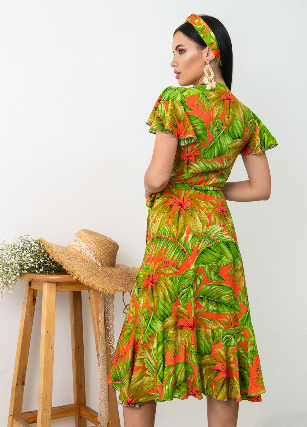 Коралловое кэжуал платье на запах Larionoff с цветочным принтом
