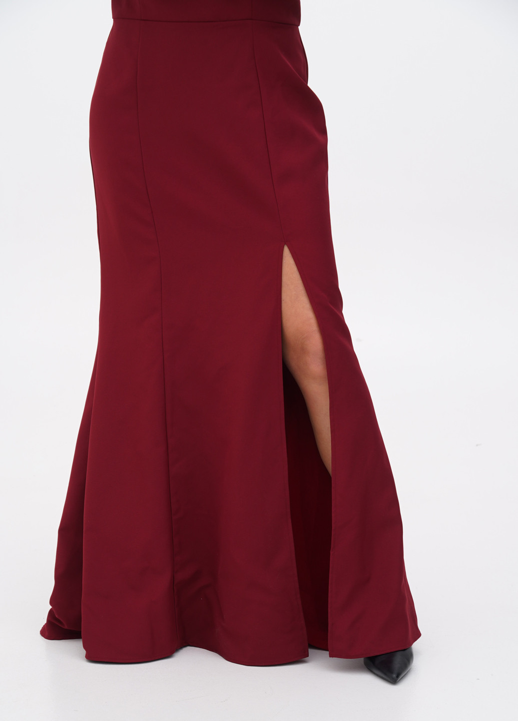 Бордовое вечернее платье с открытыми плечами, со шлейфом Jarlo однотонное