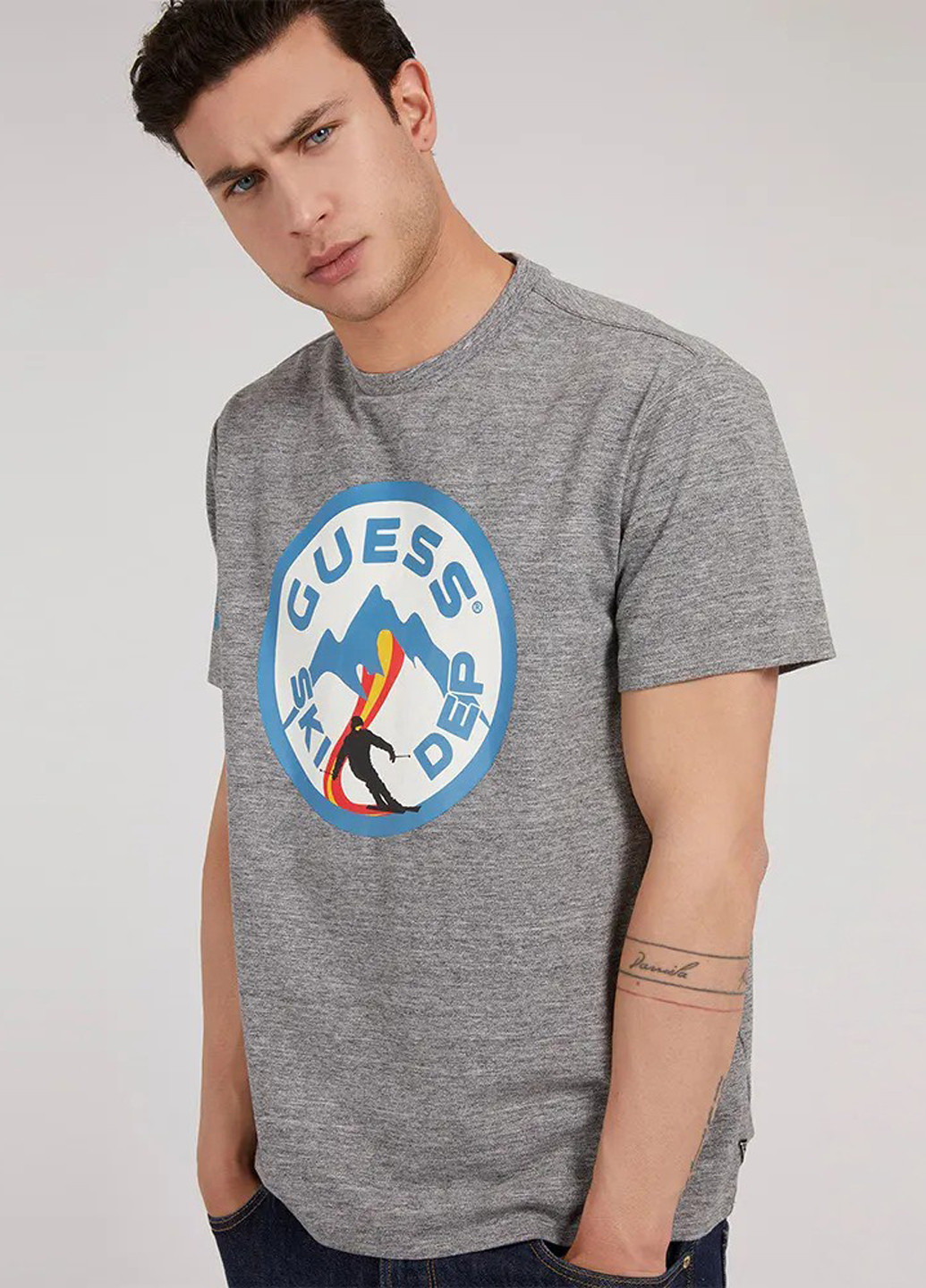 Серая футболка Guess
