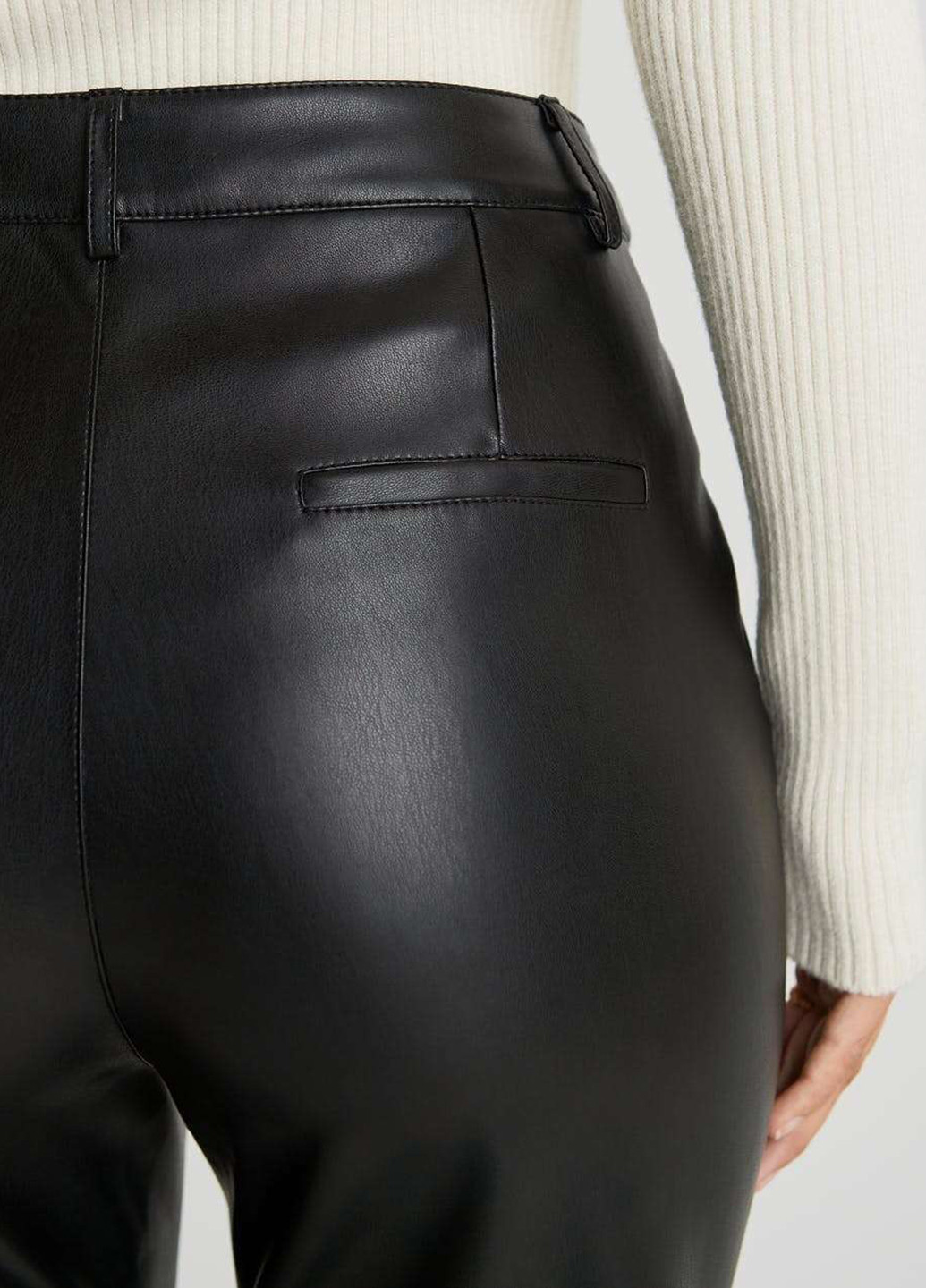 Черные кэжуал демисезонные укороченные, клеш брюки Gina Tricot