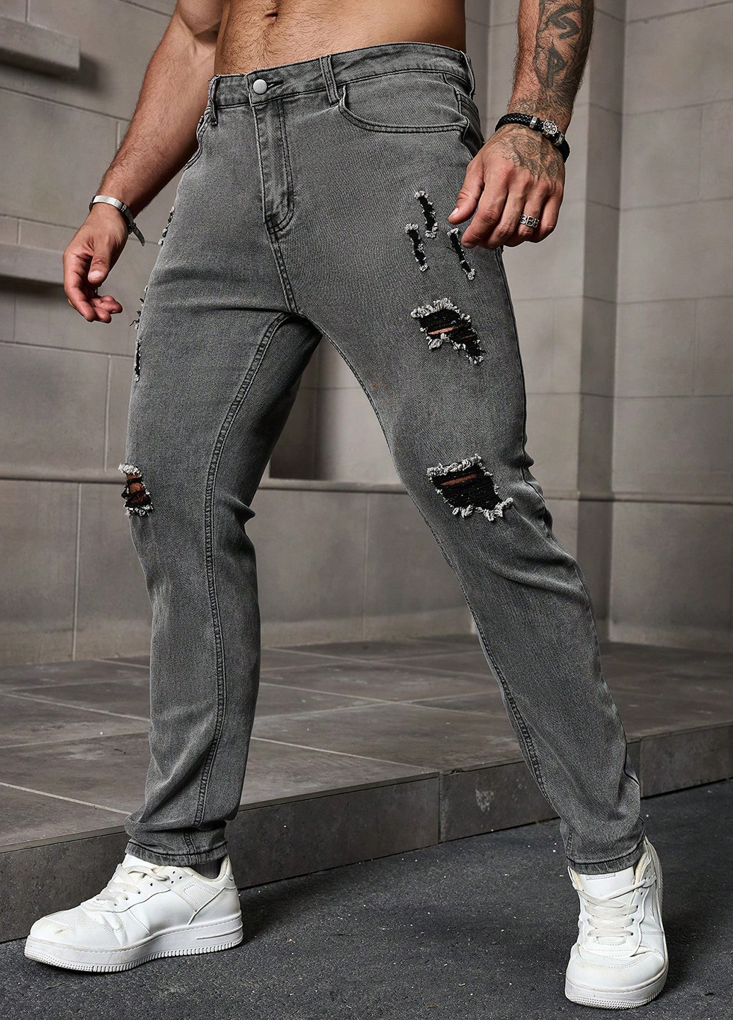 Серые демисезонные зауженные джинсы SHEIN