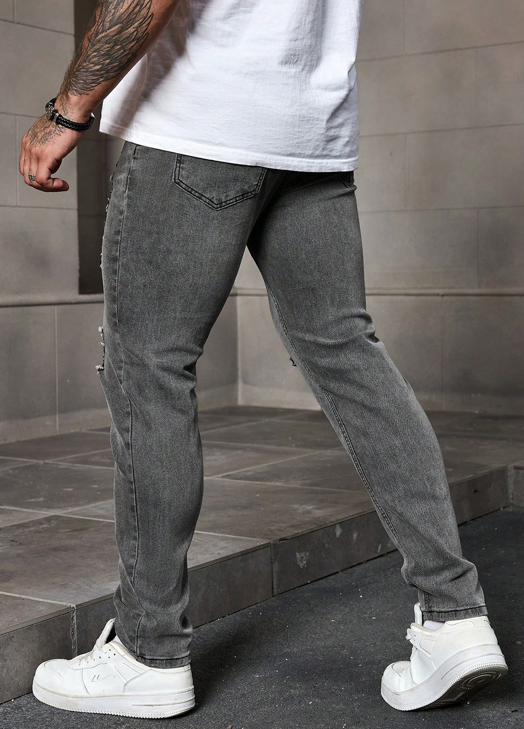 Серые демисезонные зауженные джинсы SHEIN