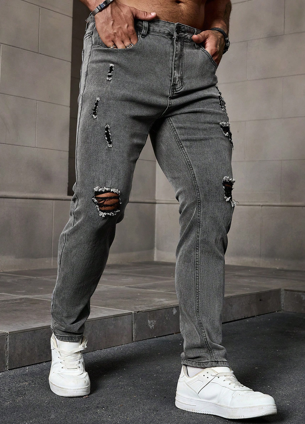 Серые демисезонные зауженные джинсы SHEIN