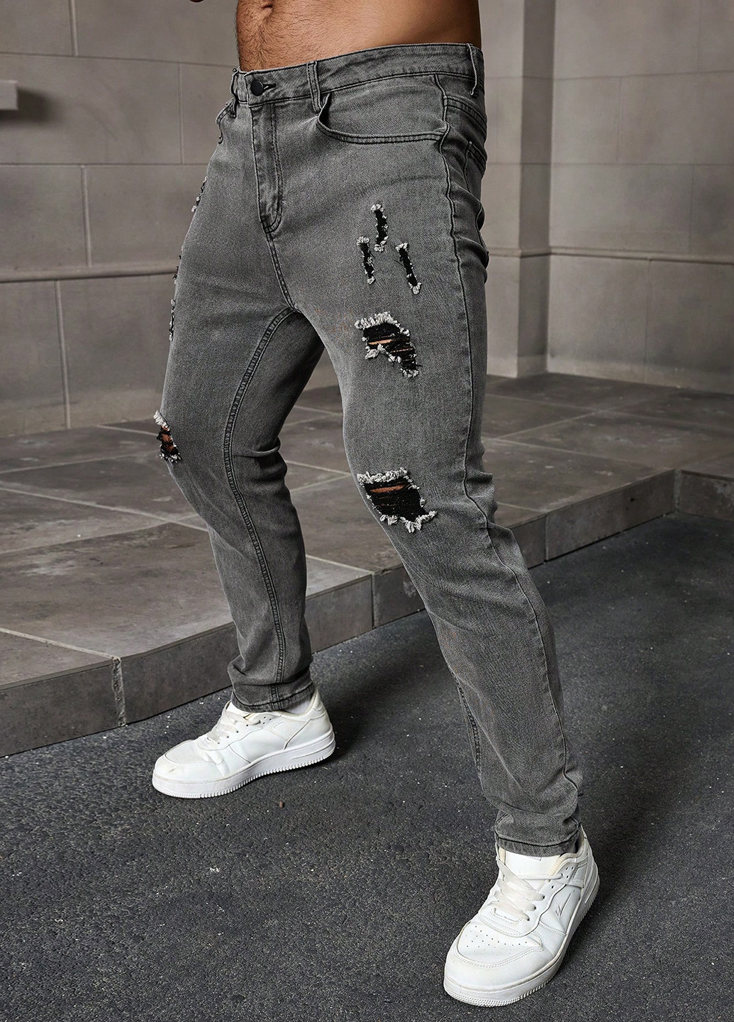 Серые демисезонные зауженные джинсы SHEIN