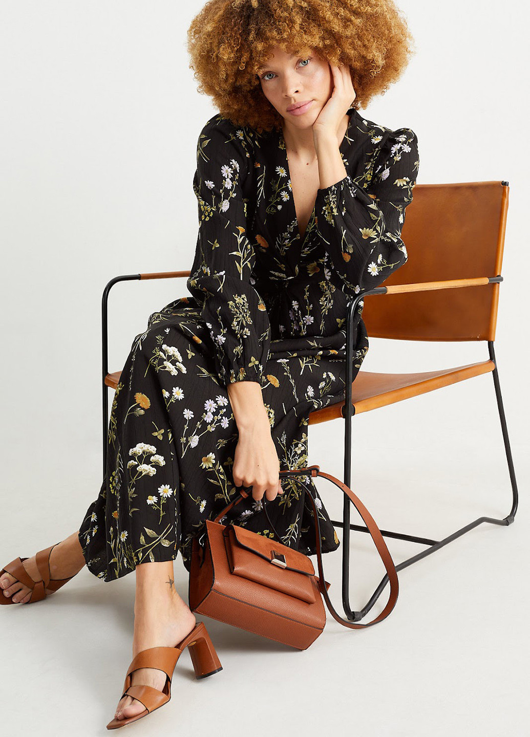 Черное кэжуал платье а-силуэт C&A с цветочным принтом