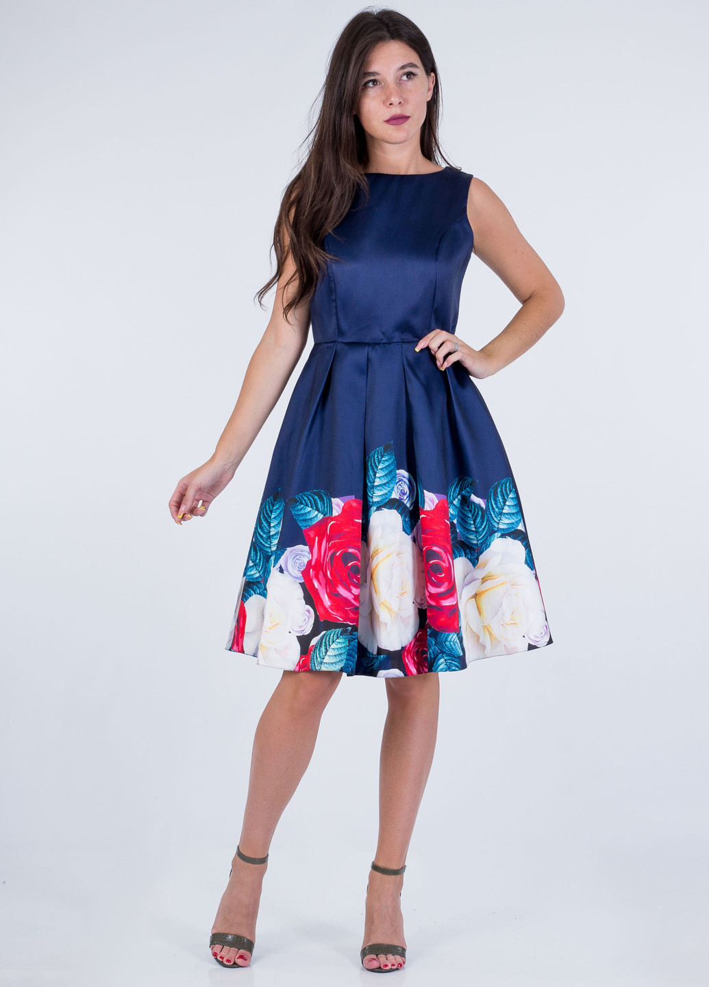 Темно-синее коктейльное платье клеш Sistaglam с цветочным принтом
