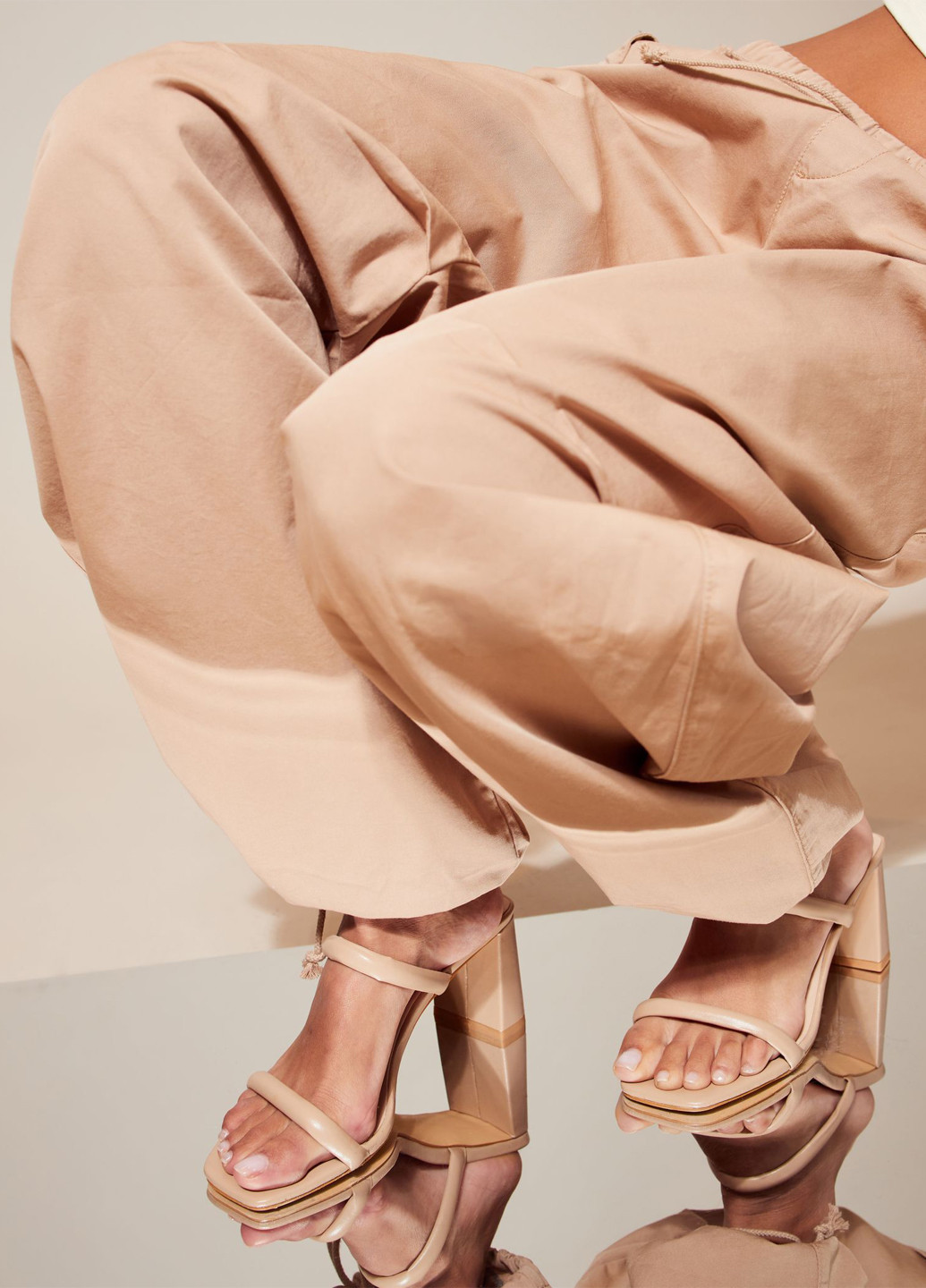 Бежевые шлепанцы Jennyfer