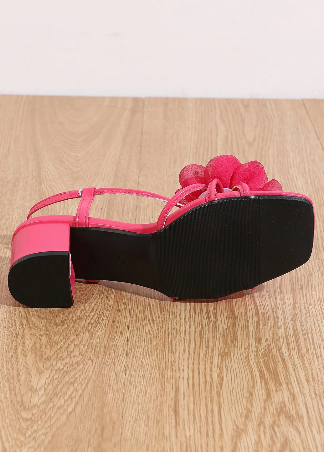 Фуксия босоножки SHEIN с ремешком с цветами