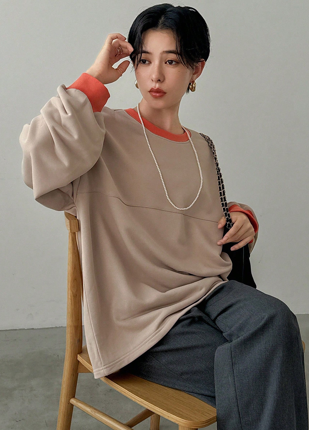 Бежевий світшот SHEIN однотонний без декору (340699850)