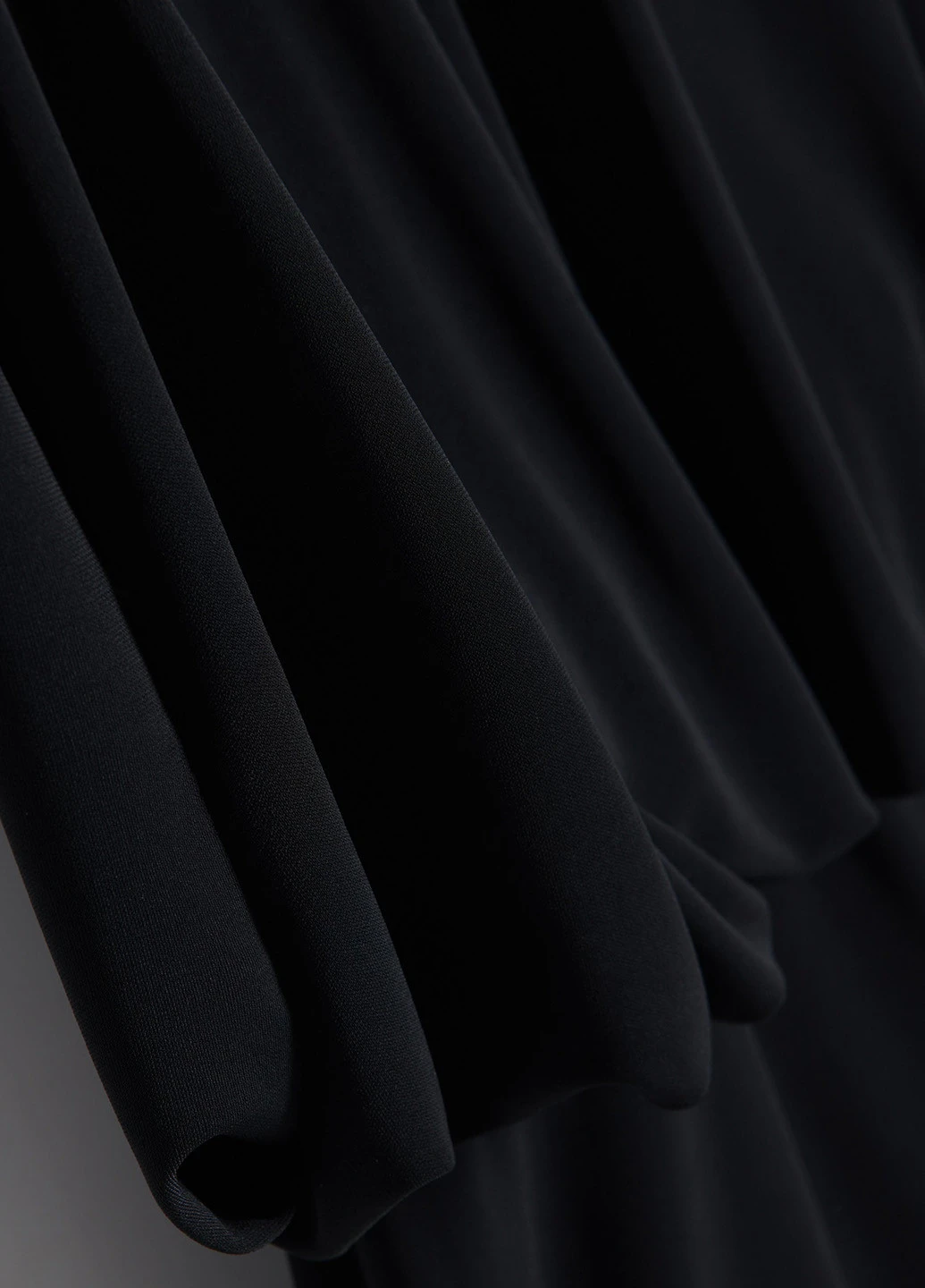 Черное коктейльное, кэжуал платье с открытой спиной Reserved однотонное