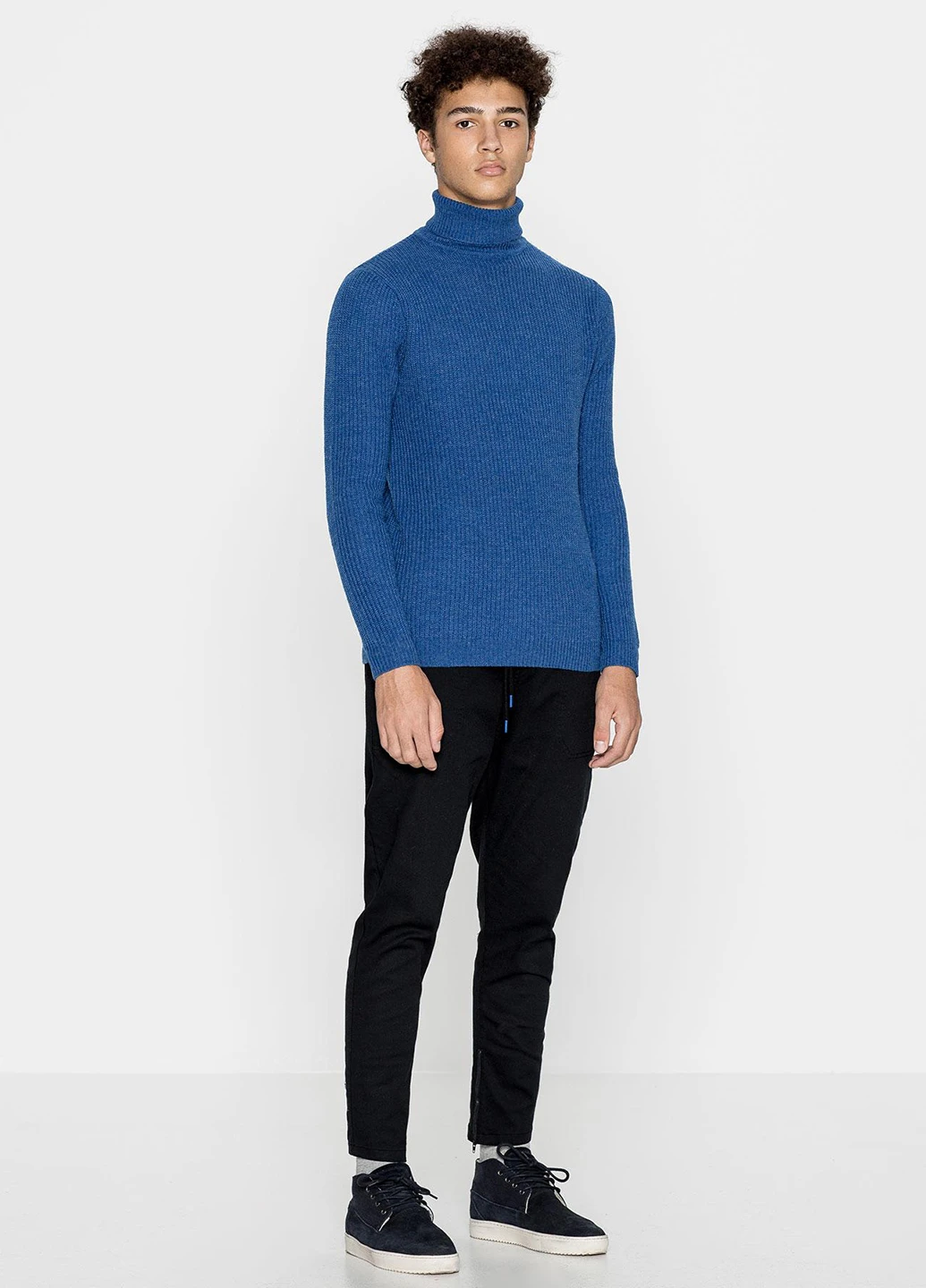 Синий демисезонный свитер Pull & Bear