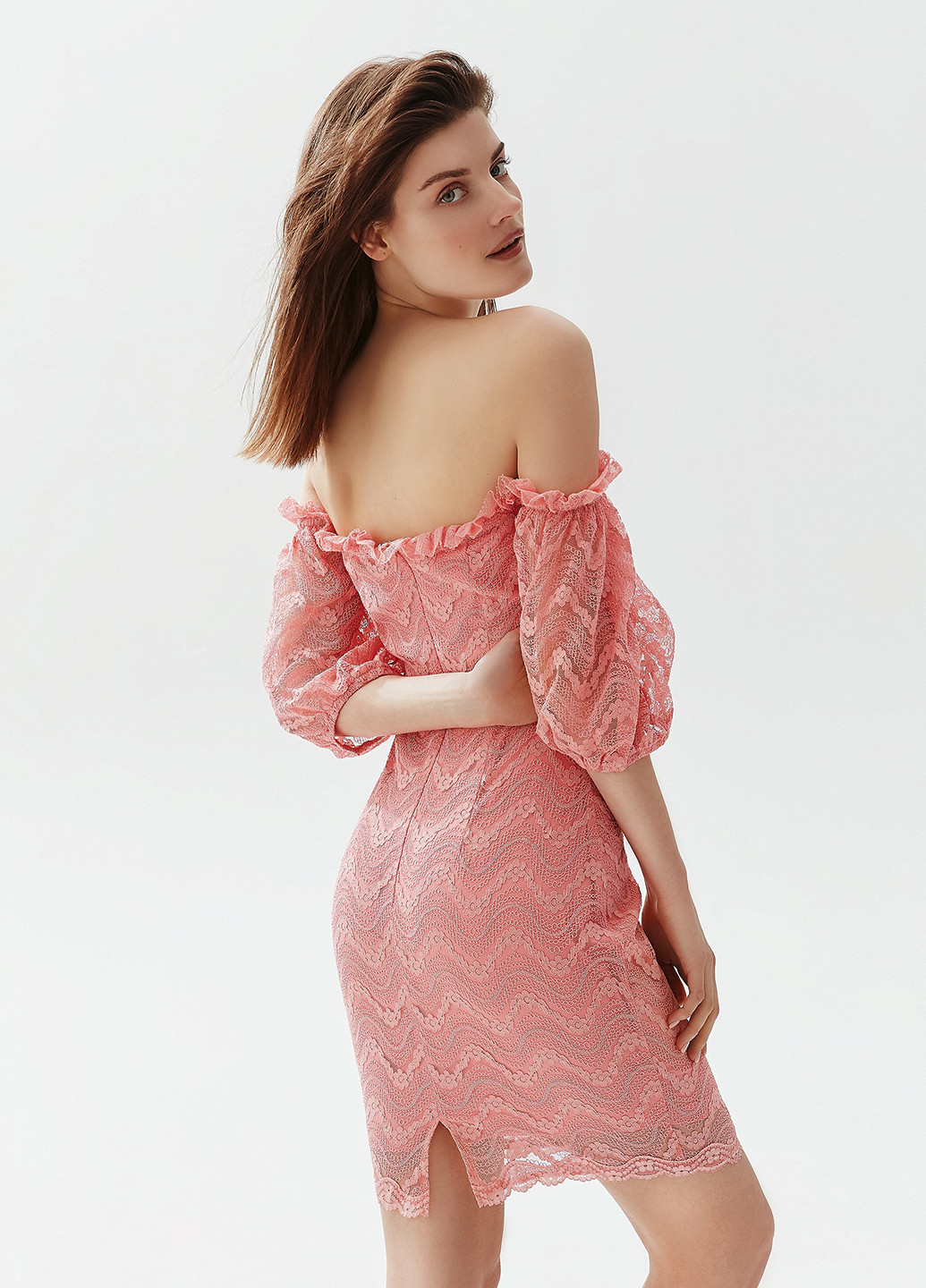 Розовое кэжуал платье с открытыми плечами, футляр LOVE REPUBLIC