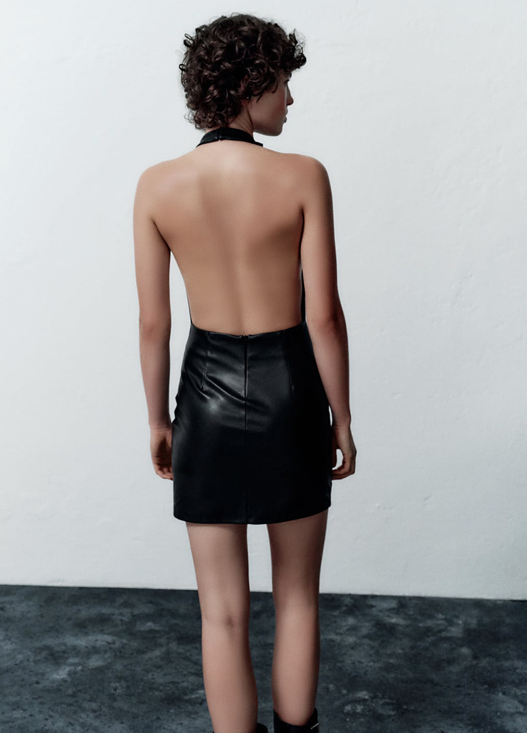 Чорна кежуал сукня з відкритою спиною Zara однотонна