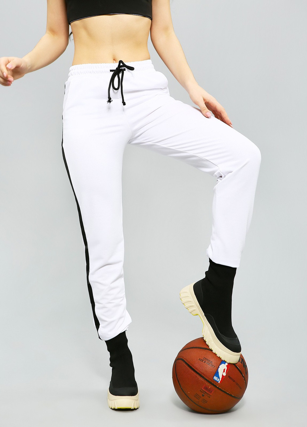 Белые спортивные демисезонные зауженные брюки ISSA PLUS