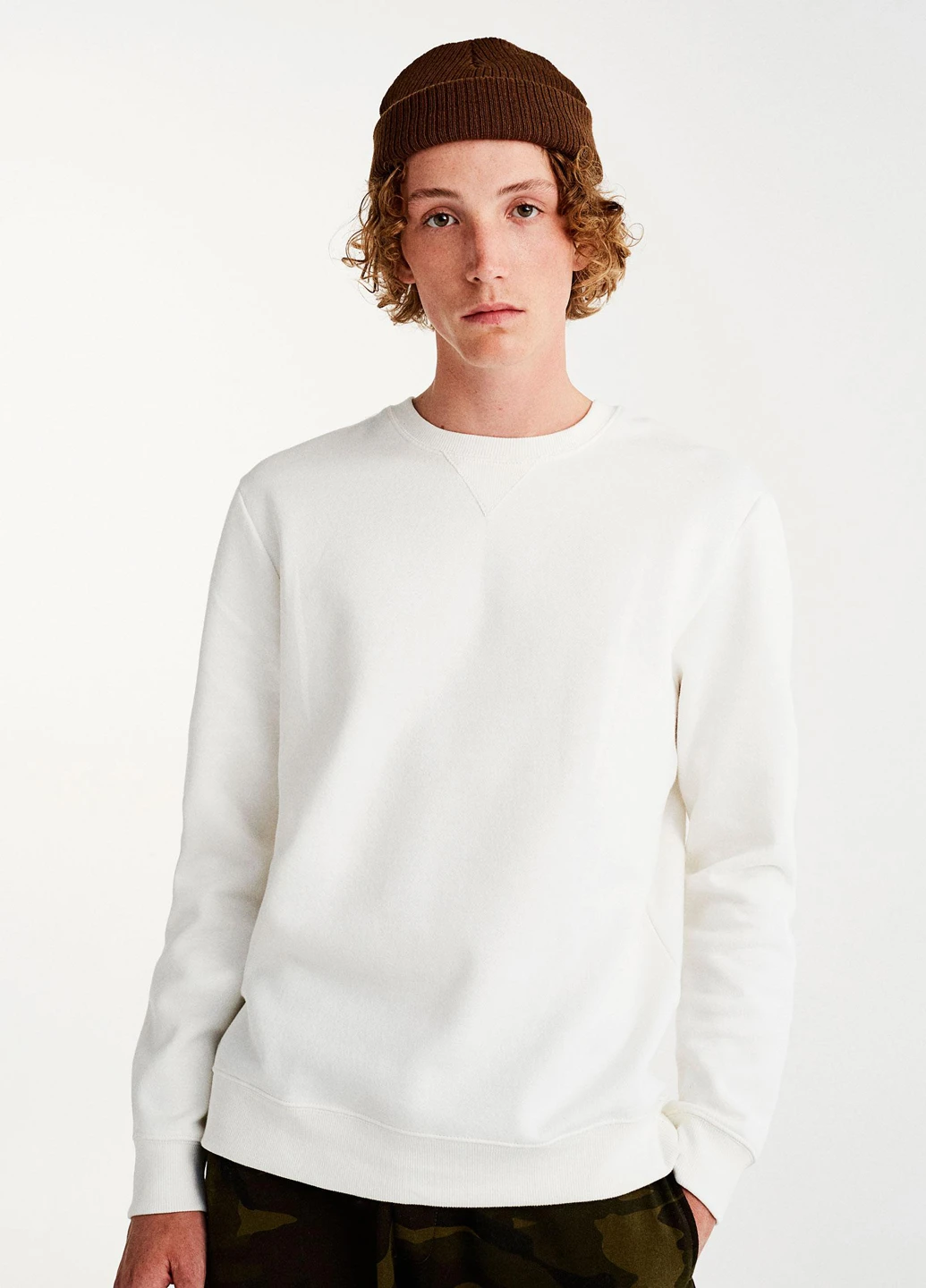 Белый свитшот Pull & Bear однотонный без декора (251697004)
