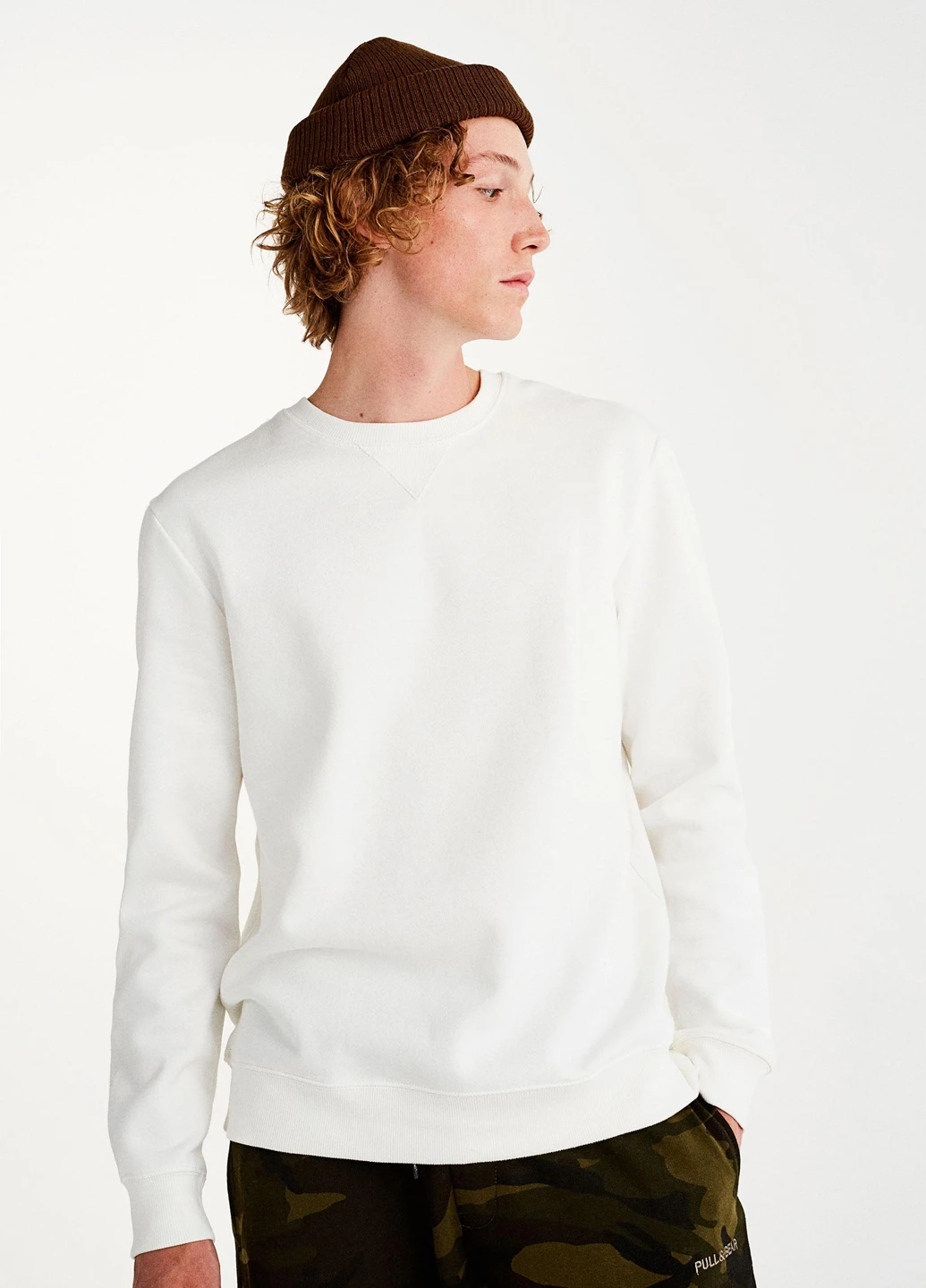 Белый свитшот Pull & Bear однотонный без декора (251697004)