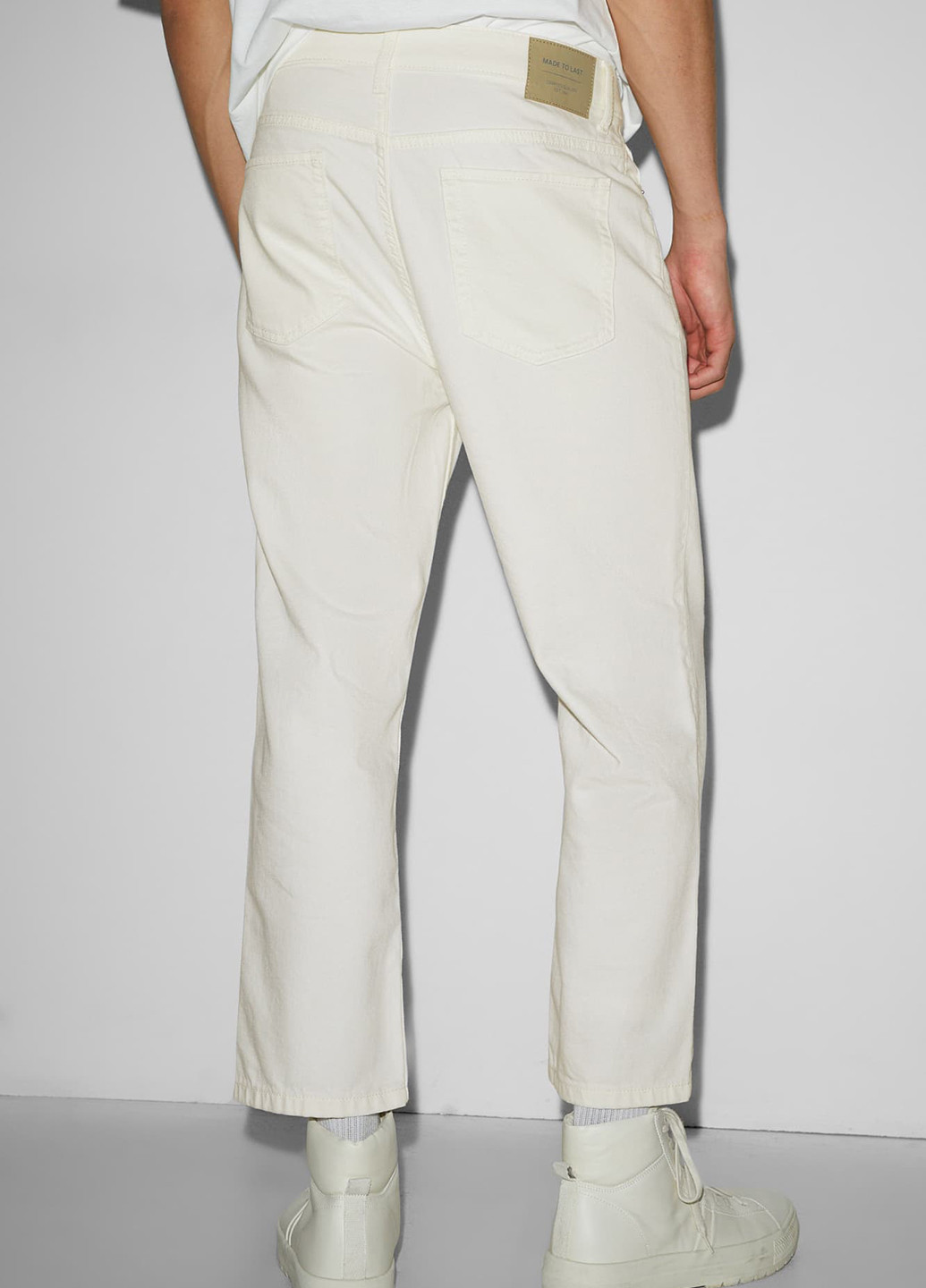 Белые демисезонные укороченные джинсы C&A