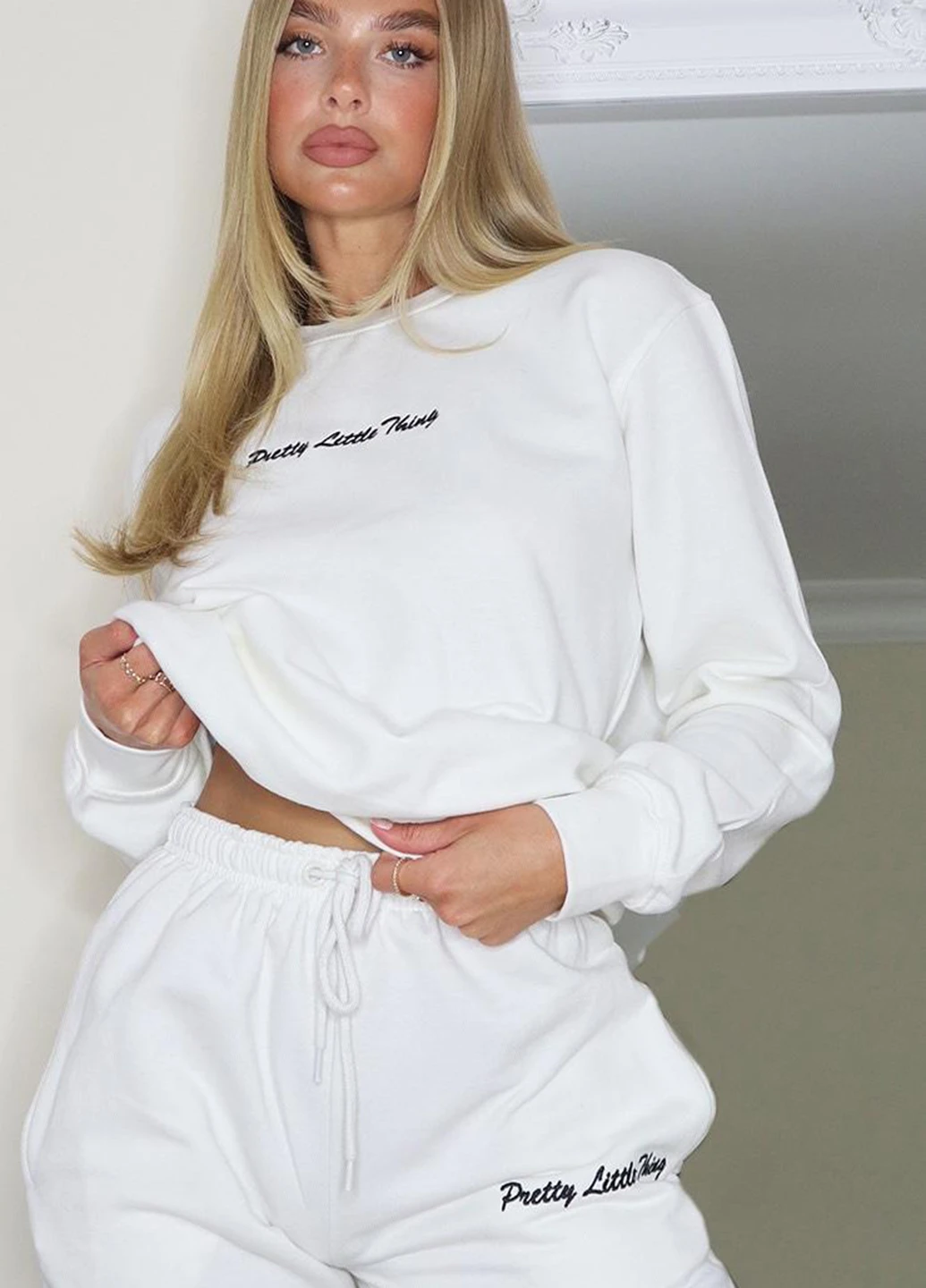 Білий світшот PrettyLittleThing напис без декору (254799102)