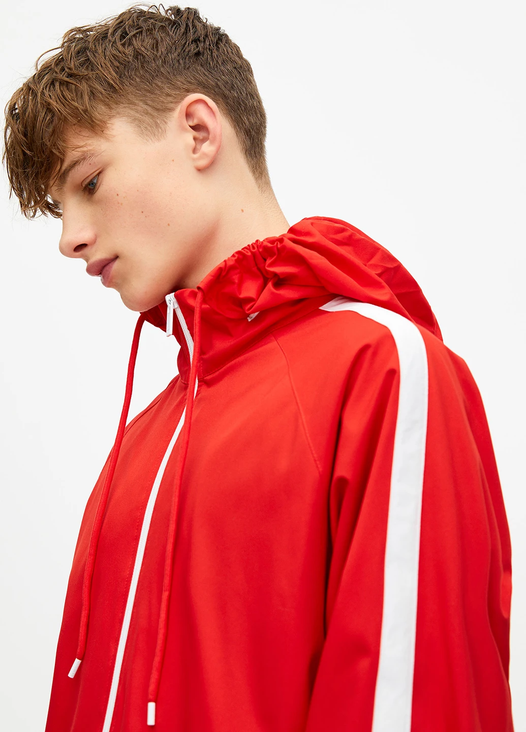 Красная демисезонная ветровка Pull & Bear