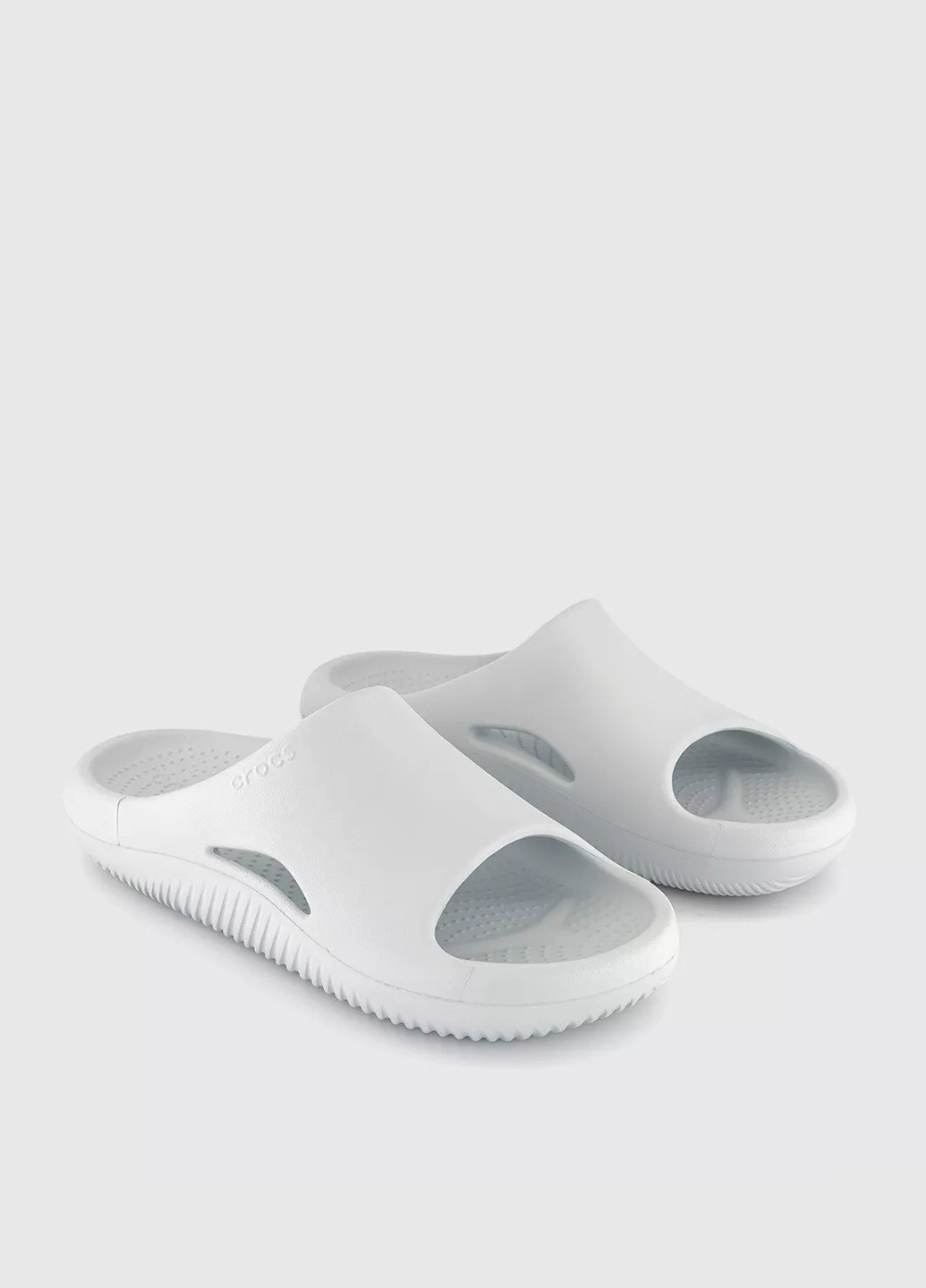 Серые шлепанцы Crocs