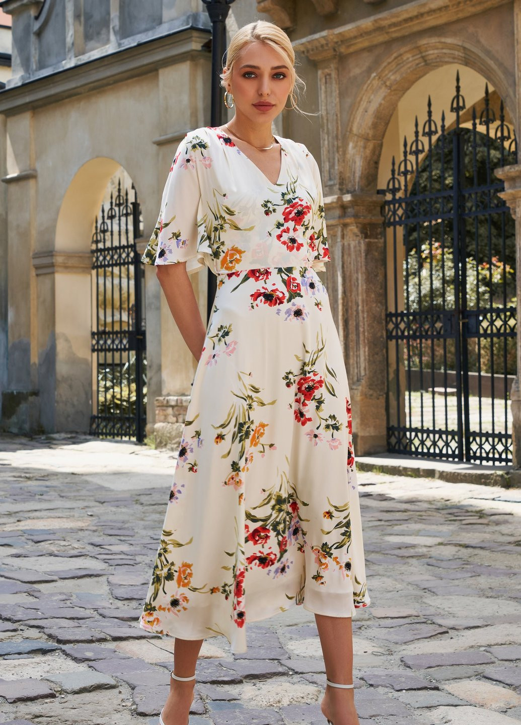Молочное повседневный романтичное платье с цветами Gepur с цветочным принтом