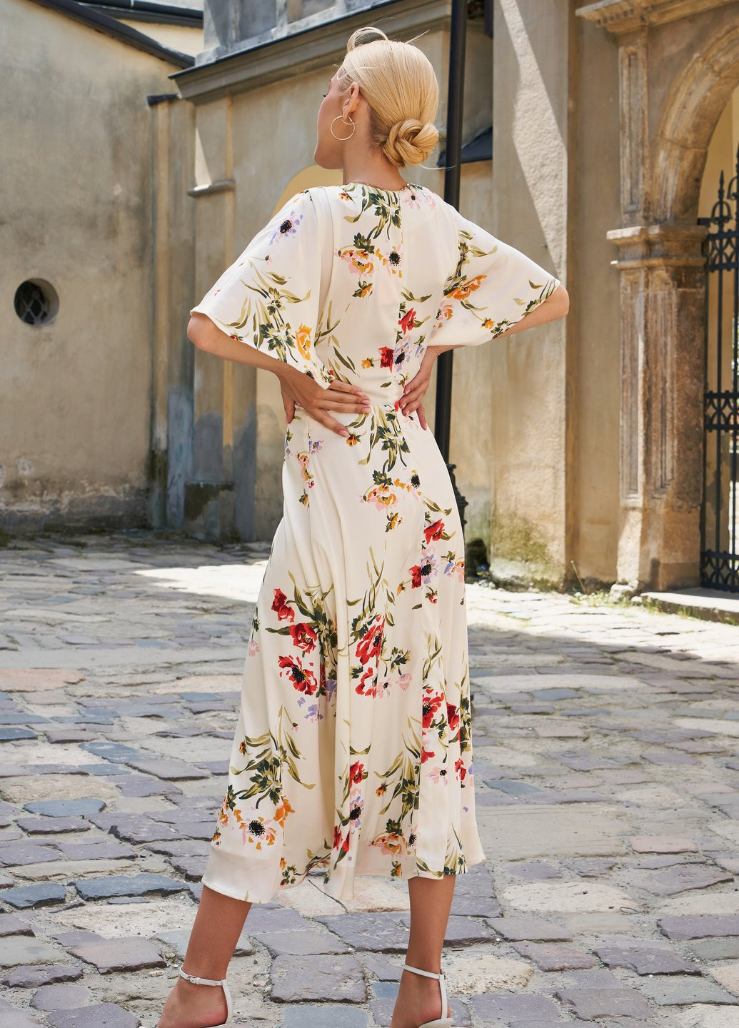 Молочное повседневный романтичное платье с цветами Gepur с цветочным принтом