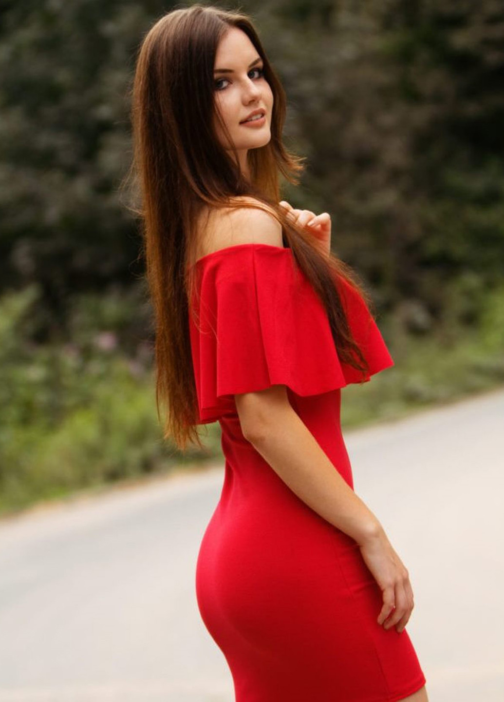 Красное коктейльное платье с открытыми плечами Lipsy однотонное