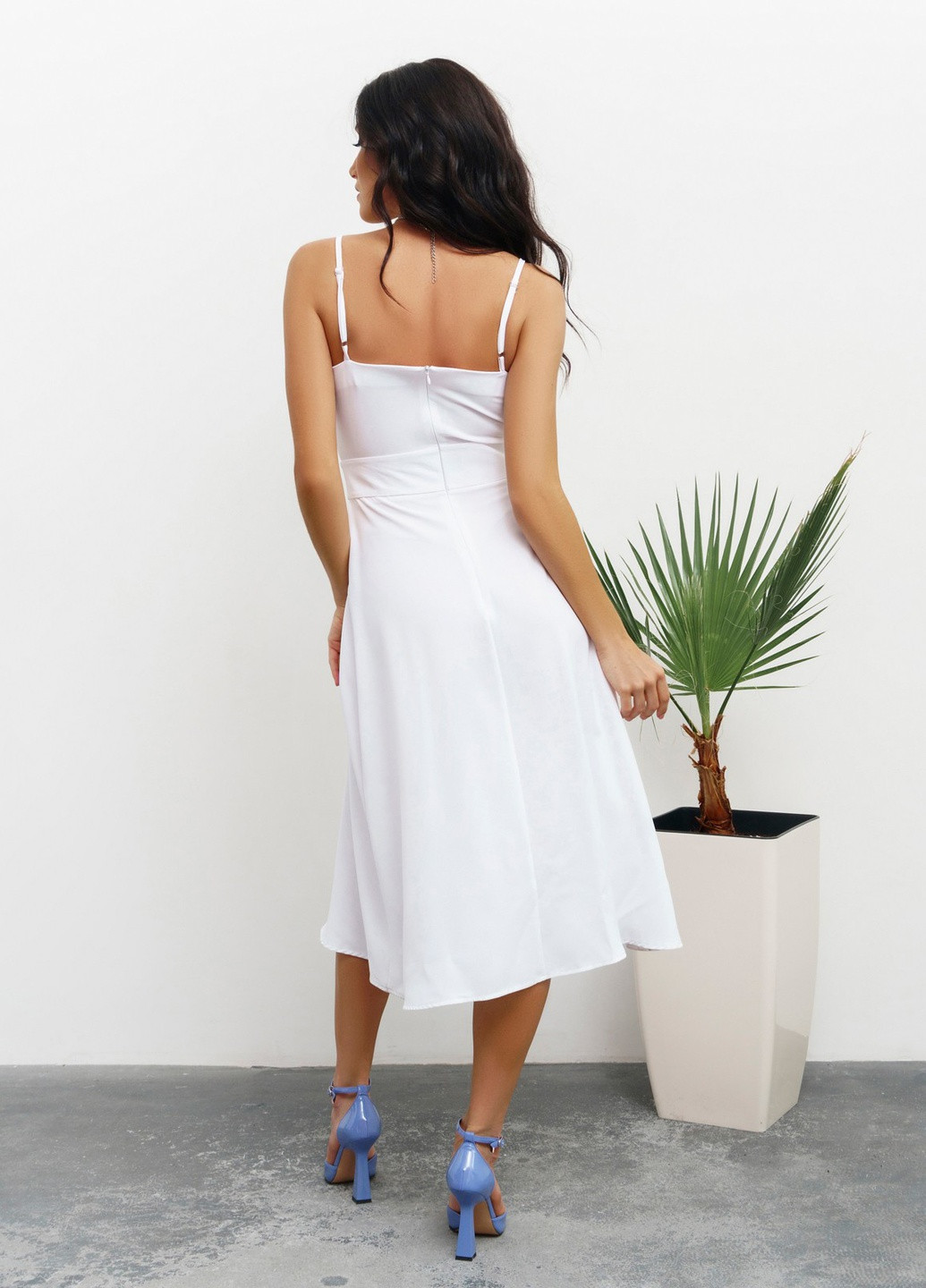 Белое повседневный платье женское с открытыми плечами ISSA PLUS однотонное